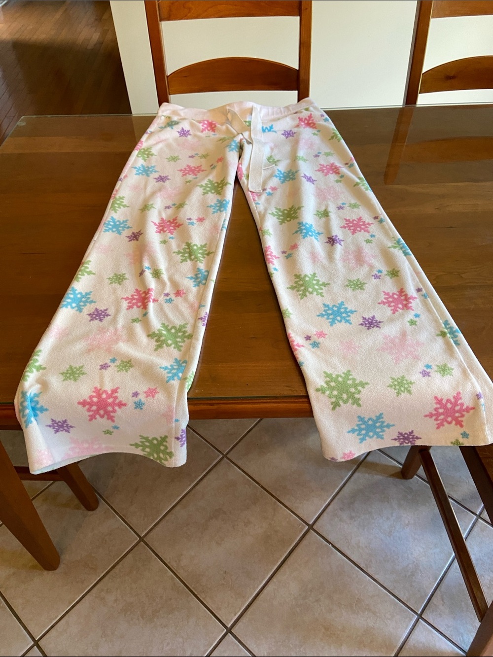 Junior Girls Soft Fleece Snowflake Pajamas by aero. Very Comfortable & Warn. M.